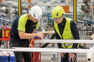Rickard Nikander and operator inspecting straight tubes.