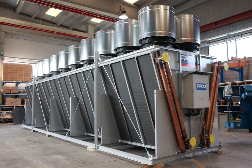 V-Shape remote radiator for fast-start gas power plant