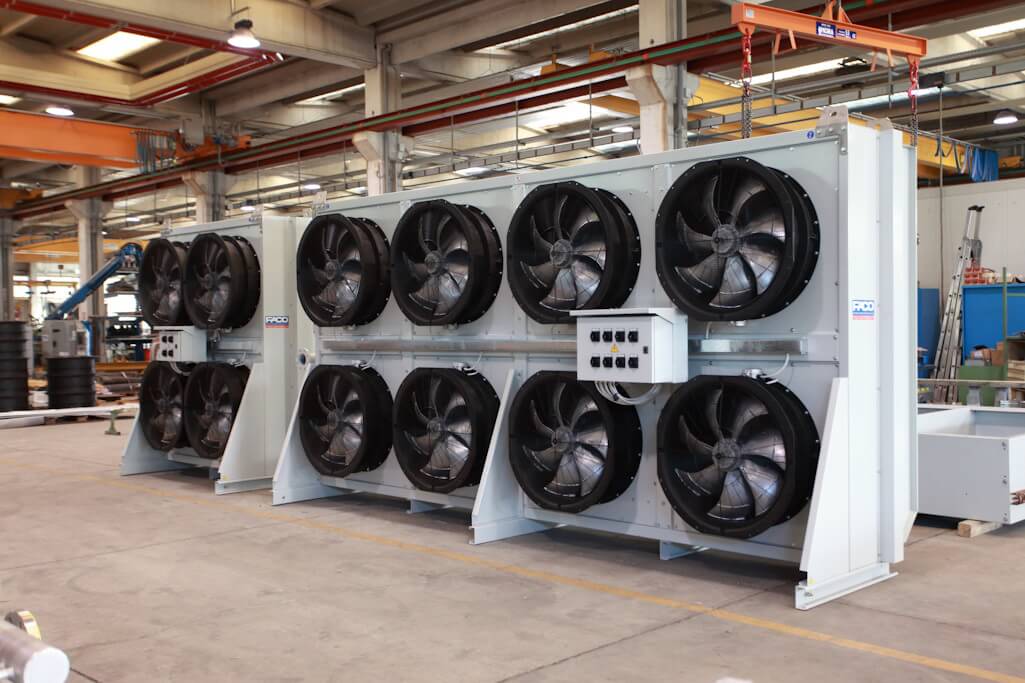 Vertical remote radiators for containerized gensets
