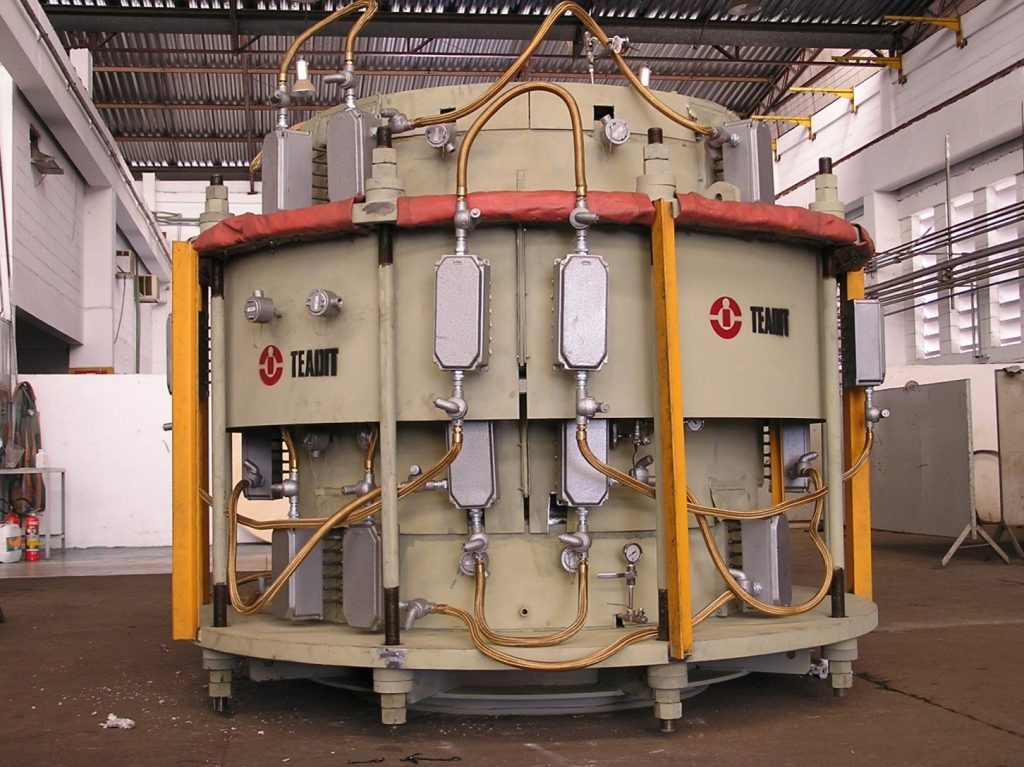 An in-line pressure balanced expansion joint with a heating system to maintain the bellows temperature in a speciﬁc range.