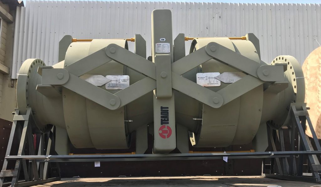 A universal pantographic cold wall expansion joint.