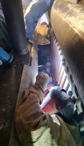 Reparation of distribution pipe inside casing of vertical exchanger place in the exhaust gas duct. This configuration makes it difficult to perform a reparation. Photo courtesy of YPF.