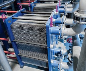 Heat exchangers equipped with RUD ACP-TURNADO lifting points, whose 360° swivel joint and automatic alignment of the 180° lift bail ensure safe, shock-load-free handling during automated welding, assembly, and frequent repositioning. Image source: RUD.