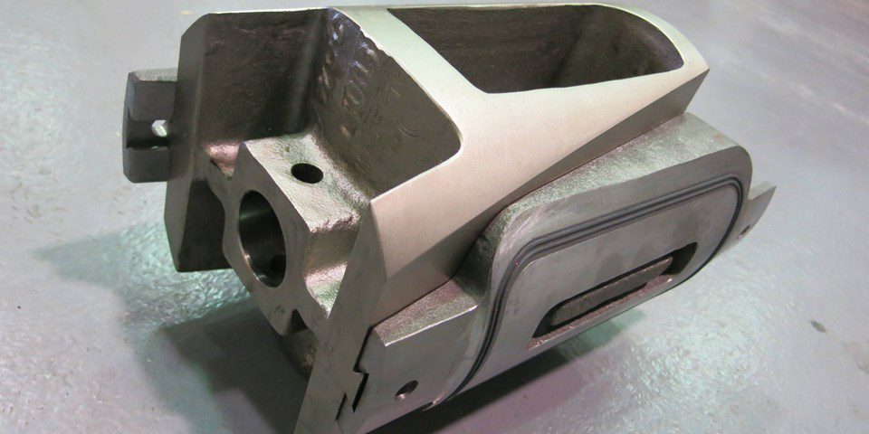 Double expanding slips on a plug valve