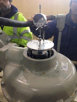 Stemnut MD does not use a protractor scale but measures the distance the stem travels with one rotation of the stem nut. The test is set up with the stem nut threads engaging the stem threads in the close direction. The stem nut is then rotated in the open direction 360 degrees. Since the stem movement will include stem nut wear, the percent stem nut thread wear and the remaining stem nut thread thickness can be calculated using a simple spread sheet report form.