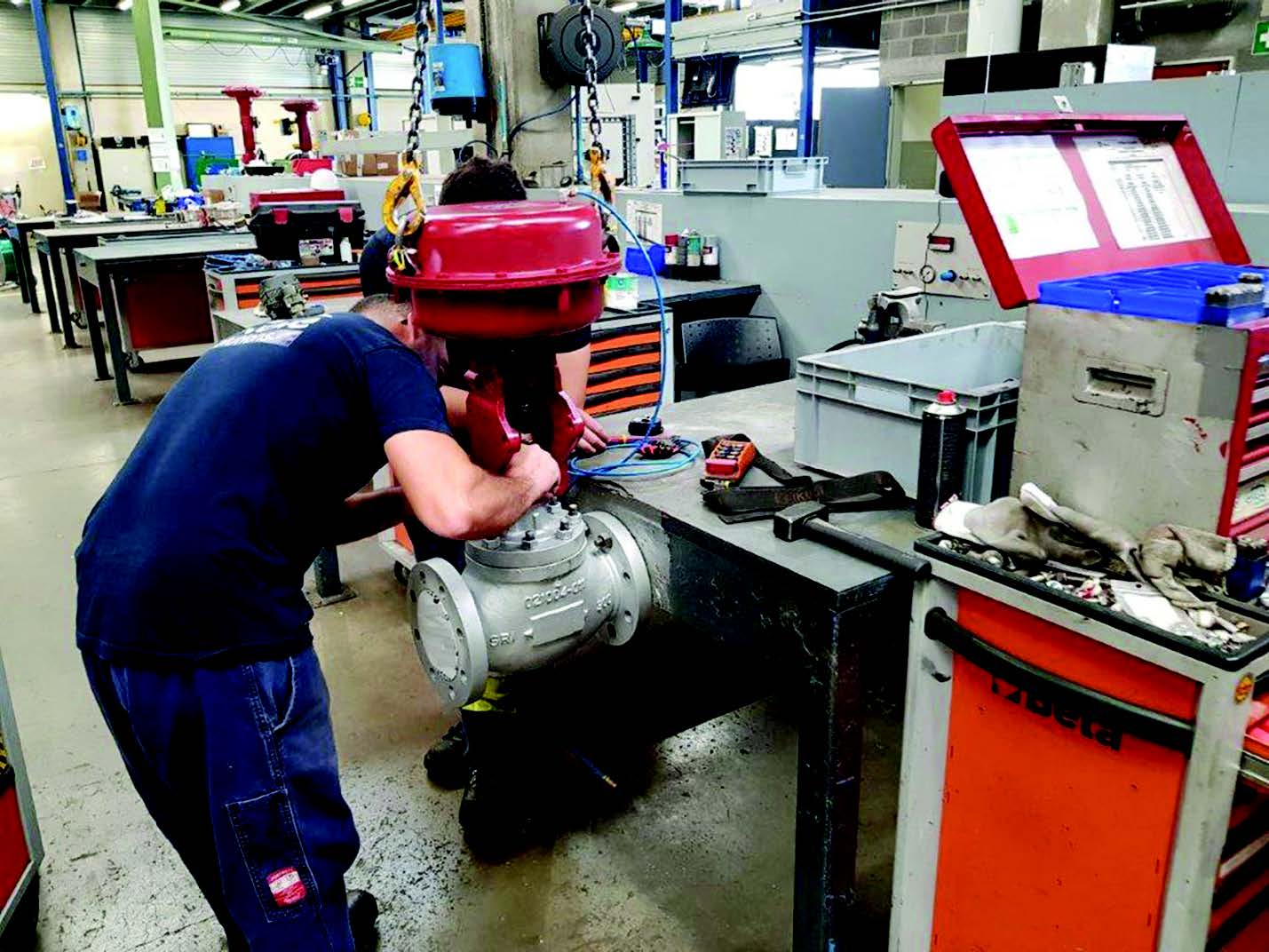 Graphite stem seals are being mounted one by one.