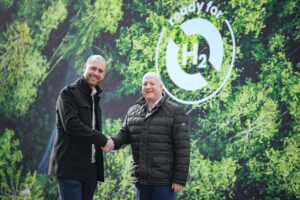 Tobias Fritsch, Project Manager at H-TEC SYSTEMS and Martin Mühlbacher, Vice President and Site Manager at INNIO in Jenbach