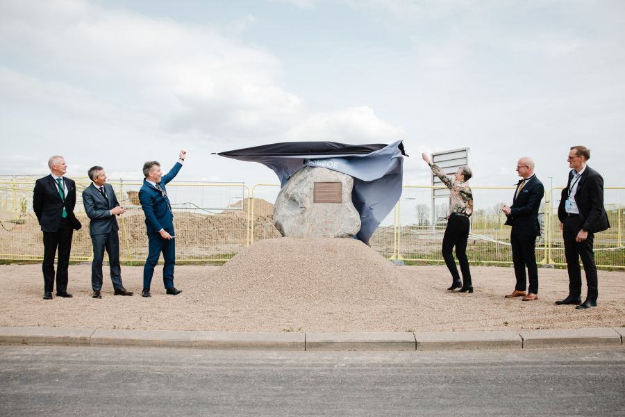 Topsoe_revealing stone