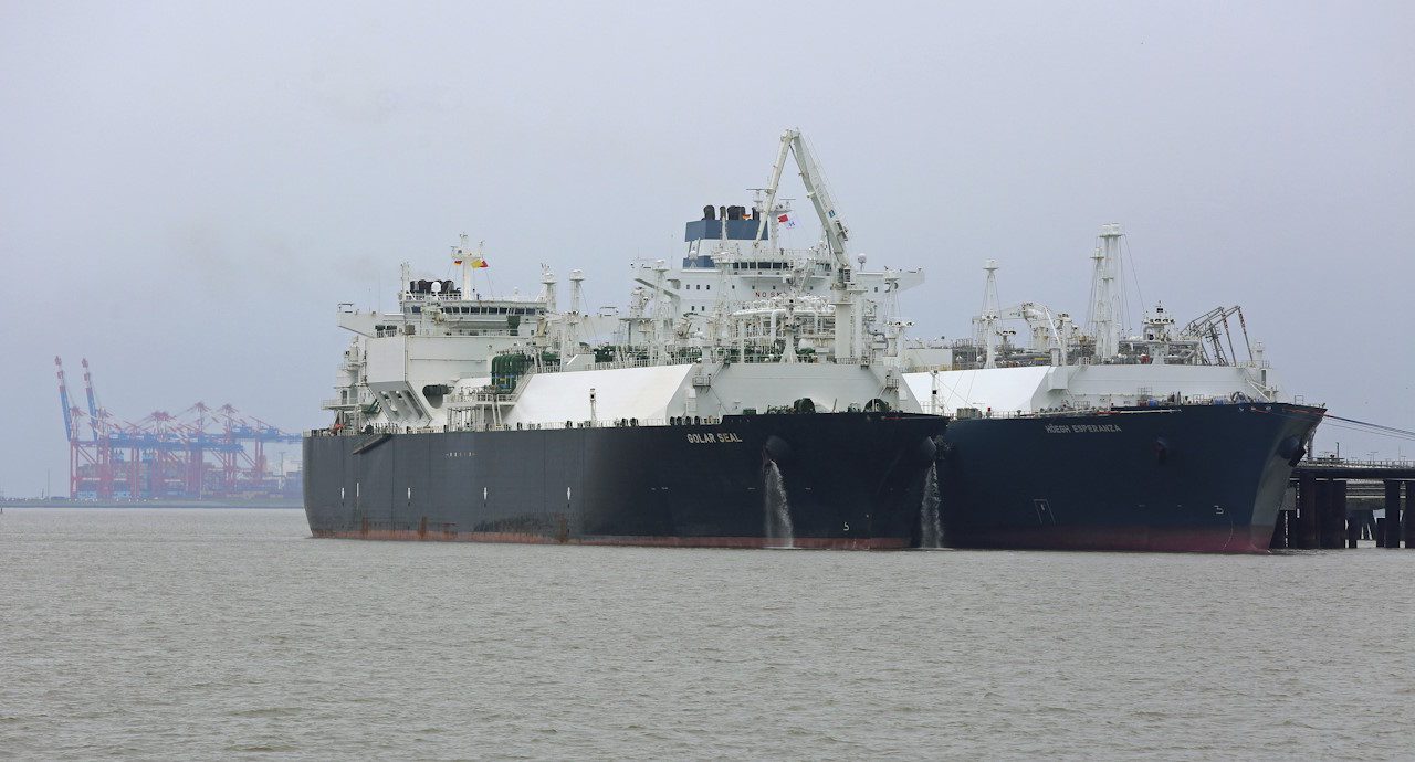 Das Bild zeigt die Anbindungsleitung der FSRU (Floating Storage and Regasification Unit) in Wilhelmshaven. Urheber: Jost Listemann/DIE GAS- UND WASSERSTOFFWIRTSCHAFT