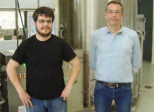 Marc Neyret (left) and Romain Flesch (right). In the background, the lauter tun and whirlpool.