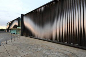 The blades change color depending on the light and create the distinctive appearance of movement as the viewer passes by.