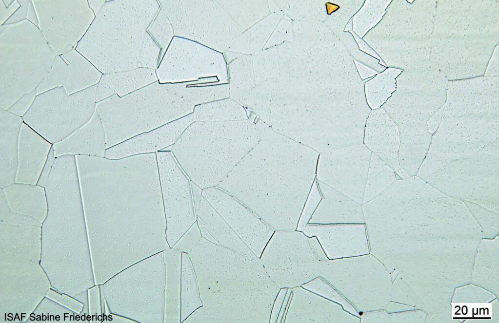 Austenitic stainless steel etched with V2A, magnification 500x.