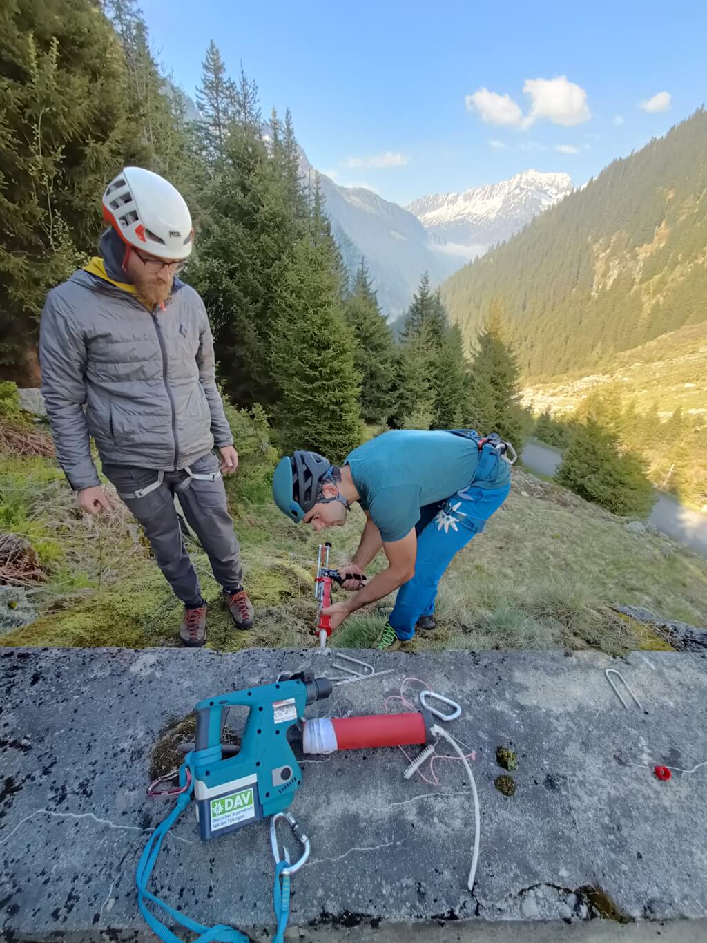 Adhesive hooks were used together with the fischer FIS V 300 T injection mortar in the climbing crag in the Gotthard Massif. The composite system is firmly connected to the rock face, providing a permanent, secure hold. Image: Max Foss.