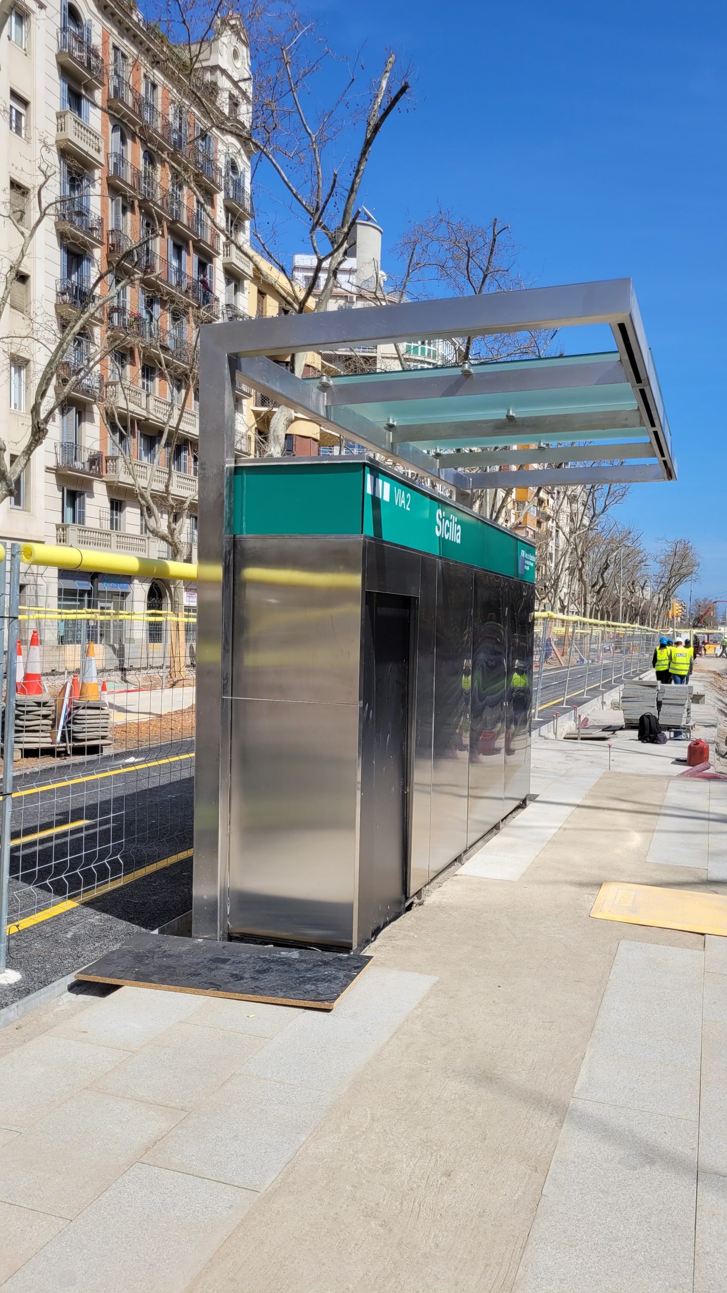 The City of Barcelona built 22 tram shelters, for which Stalatube’s highstrength LDX 1.4162 lean duplex was used, instead of the 316 austenitic grade mentioned in the invitation for tenders.