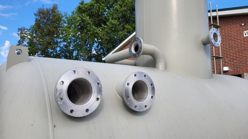 Due to the corrosive conditions underground, the 316L tanks have been treated with a highly wear-resistant and corrosion-resistant coating.