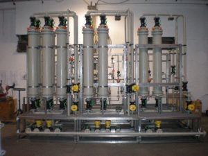 Both hydrogen peroxide and oxygen allow the recovery of nitric acid while simultaneously reducing Nox emissions to below 100 ppm.