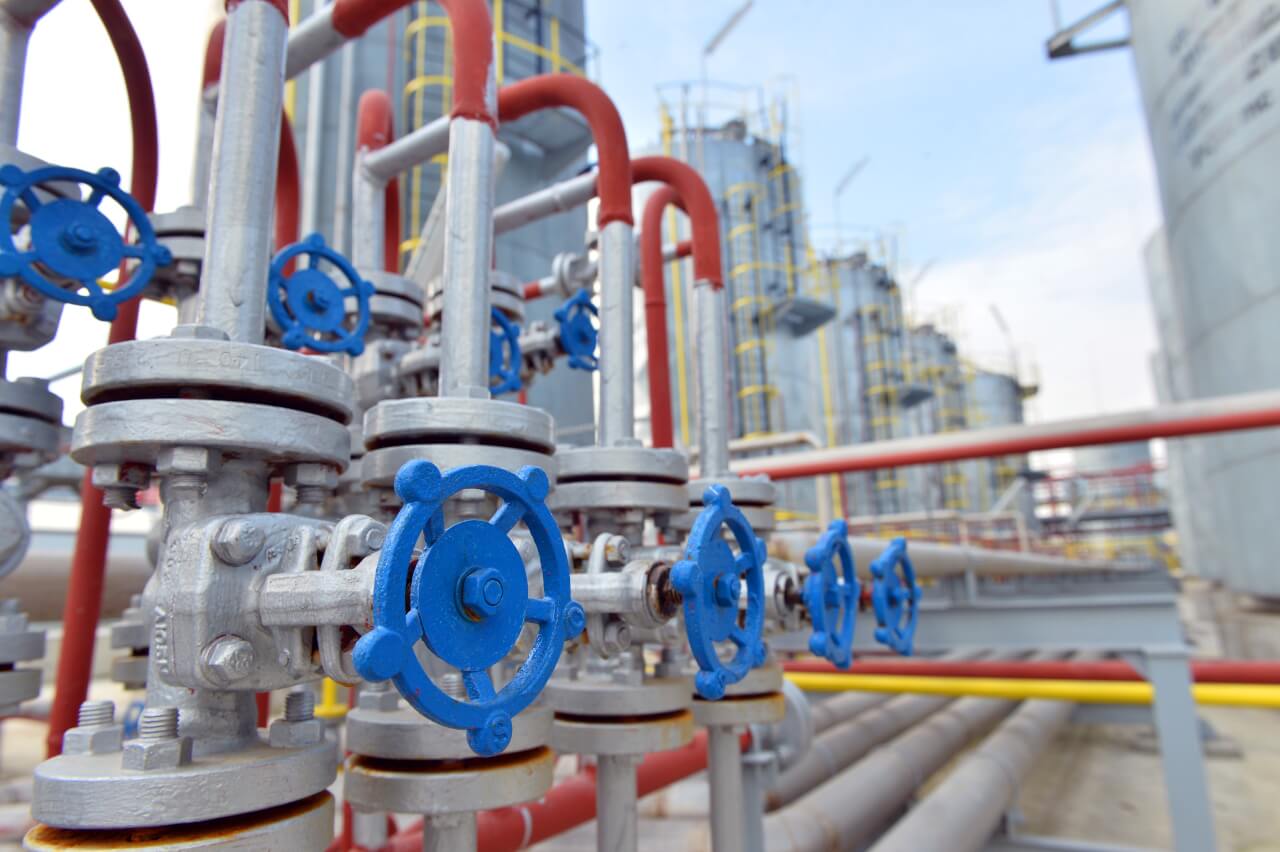 Pipes and valves in a petrochemical plant. Photo: Dreamstime