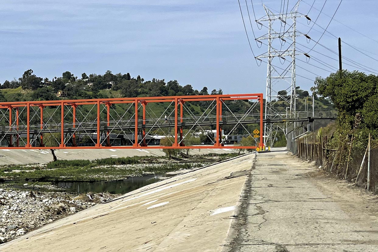 The Taylor Yard bridge showcases a stunningly simple and elegant design, achieved despite the complex constraints imposed by the site’s location. The bridge was designed by the architectural firm SPF:architects. Photo© Joe Linton