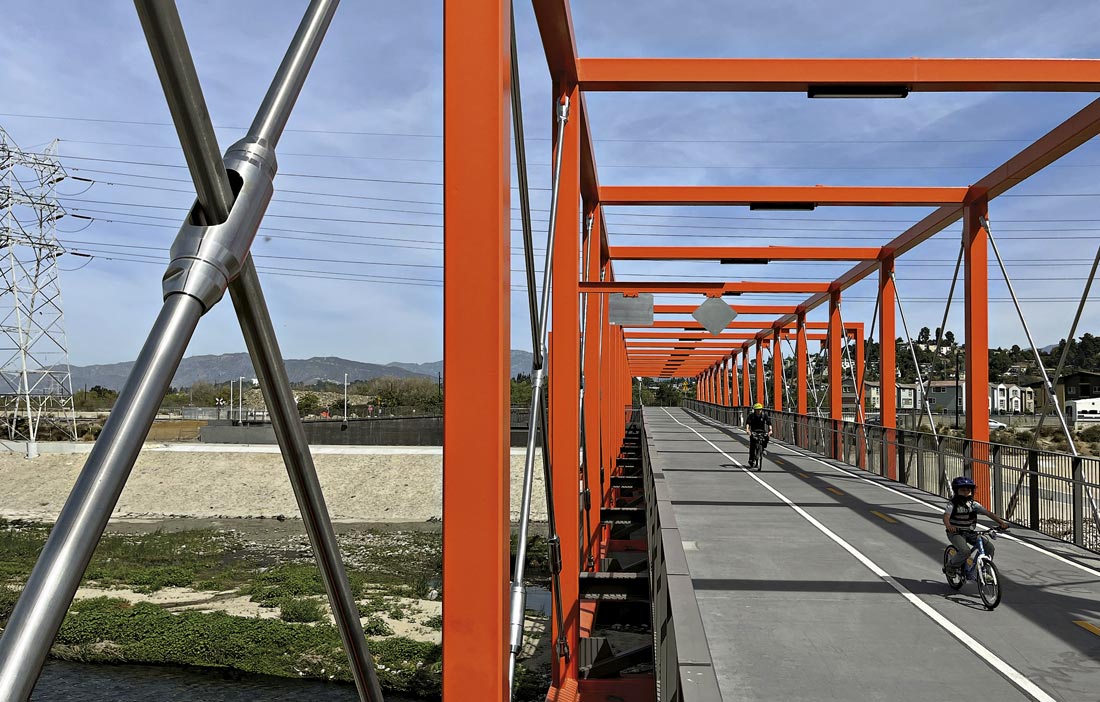 The relatively thin and reflective tension rods allow for open views while crossing. Photo© Joe Linton