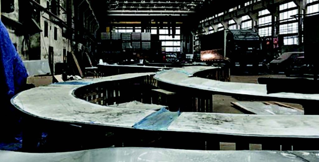 The arches were fabricated in a shipyard, allowing ample space and Oder River access