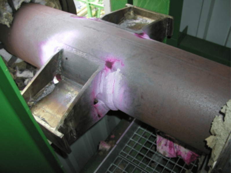 Figure 5a. Cracked pads of horizontal guides Figure 5a. Cracked pads of horizontal guides