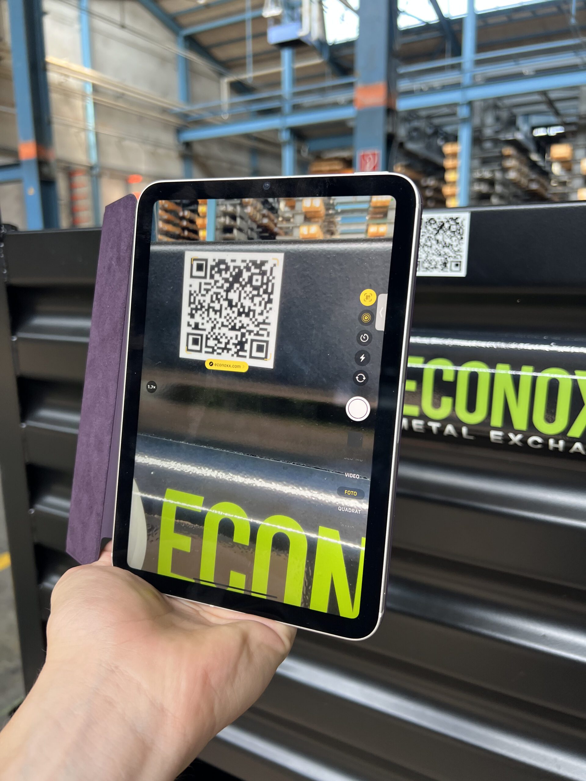 Der QR-Code der Schrottbox wird gescannt, um den Status für ECONOXX zu erfassen.