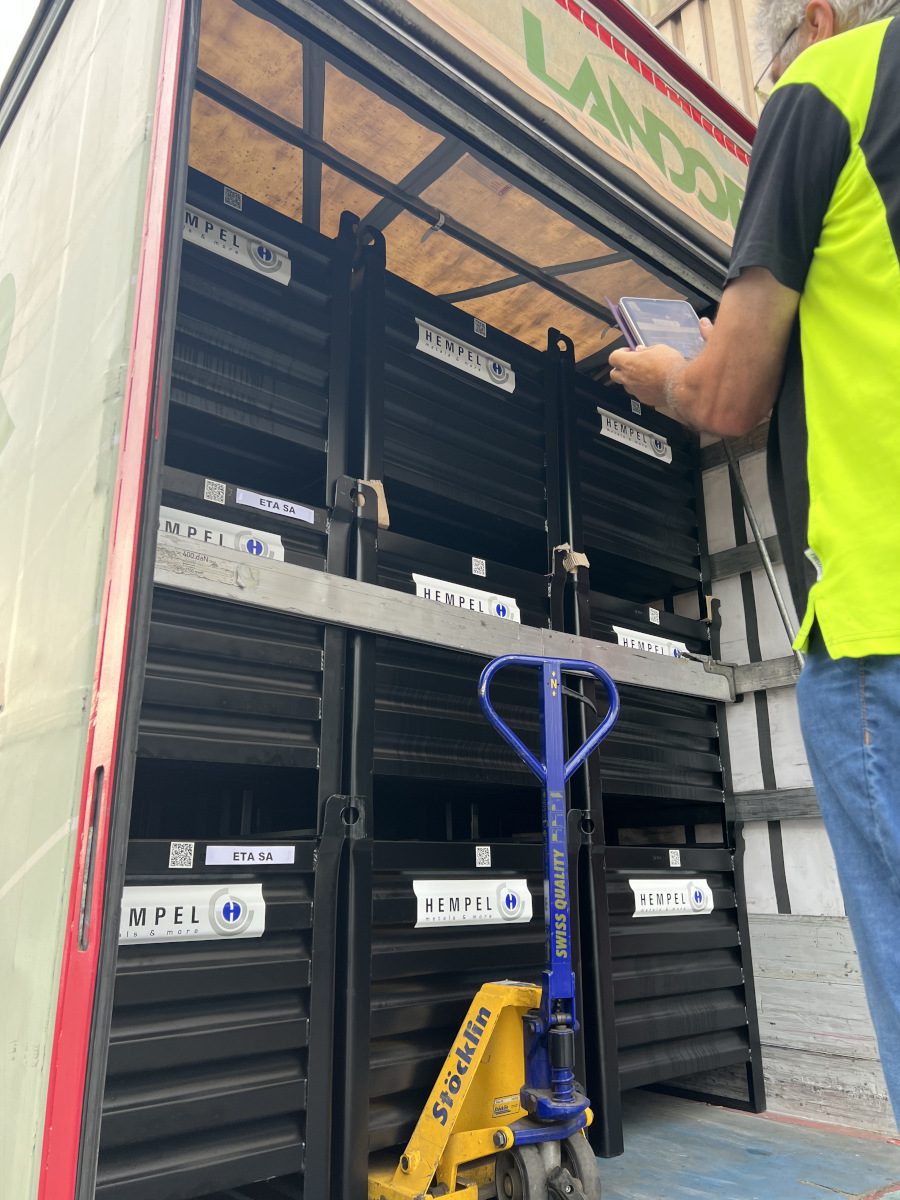 Anlieferung der leerenECONOXX Schrottboxen beim Kunden.