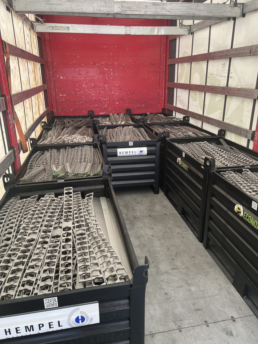 Abholung der vollen ECONOXX Schrottboxen beim Kunden.