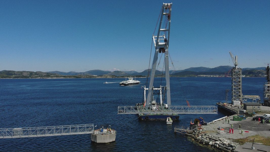 Montage der Lean Duplex Brücken in Mongstad.