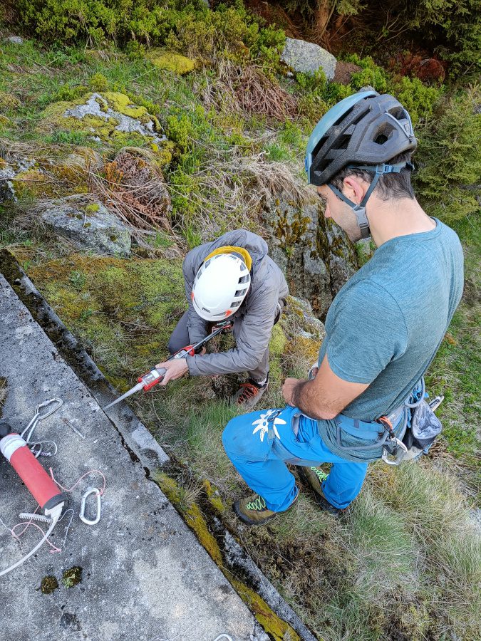 fischer Schwerlastbefestigungen für gründliche Bohrlochreinigung