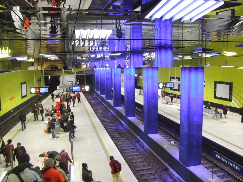 Das industrielle Schwenkbiegen von Edelstahlblechen: Mit Oberflächenqualität und Präzision punkten