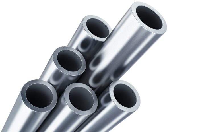 Indien, mit einer Bevölkerung von 1,4 Milliarden Menschen und einem durchschnittlichen Wirtschaftswachstum von 6,5 Prozent, verzeichnet laut Presseinformationen von Venus Pipes & Tubes / Venus Europe eine steigende Nachfrage nach Energie und insbesondere Strom. Um diesem Bedarf gerecht zu werden, befänden sich derzeit 19 neue Kraftwerke im Bau, während in den kommenden Monaten mit den Arbeiten an neun weiteren Anlagen begonnen werde. Diese Entwicklung solle sich in den nächsten Jahren fortsetzen. Für die geplante zusätzliche Kraftwerksleistung von 21.600 MW sei ein Bedarf von 48.000 Tonnen nahtlosen Edelstahlrohren ausgeschrieben und teilweise bereits vergeben worden. Allein in dieser Woche habe sich nach Unternehmensangaben ein Werk eine Lieferung von 3.500 Tonnen gesichert, während ein weiteres 1.500 Tonnen gebucht habe. Diese Aufträge würden die Produktionskapazitäten der betroffenen Hersteller für mindestens sechs Monate auslasten. Bereits im Frühjahr 2024 sei ein erster Testauftrag über 2.000 Tonnen vergeben worden, wobei eine eigene Mutterrohrherstellung als Grundvoraussetzung für die Zulassung gegolten habe. Damit seien für diese Projekte nur Hersteller wie Venus Pipes & Tubes, Welspun, Tubacex India, Maxim, Ratnamani und Jindal Saw zugelassen. Der langfristige Ausbau der indischen Kraftwerkskapazitäten sehe eine zusätzliche Leistung von insgesamt 90.000 MW über die nächsten sechs bis sieben Jahre vor. Hochrechnungen zufolge werde dies einen weiteren Bedarf von rund 210.000 Tonnen nahtlosen Edelstahlrohren erzeugen. Zum Vergleich: Der gesamte Jahresverbrauch der EU an nahtlosen Edelstahlrohren werde auf etwa 100.000 Tonnen geschätzt. Neben den Kapazitäten der Hersteller von nahtlosen Edelstahlrohren werde auch die Verfügbarkeit von Vormaterialien wie Knüppeln und Stabstahl beeinflusst. Diese steigende Nachfrage werde sich auf die gesamte Lieferkette auswirken und die Marktdynamik in den kommenden Jahren prägen.   Edelstahlbedarf (nahtlos) geht in Indien durch die Decke