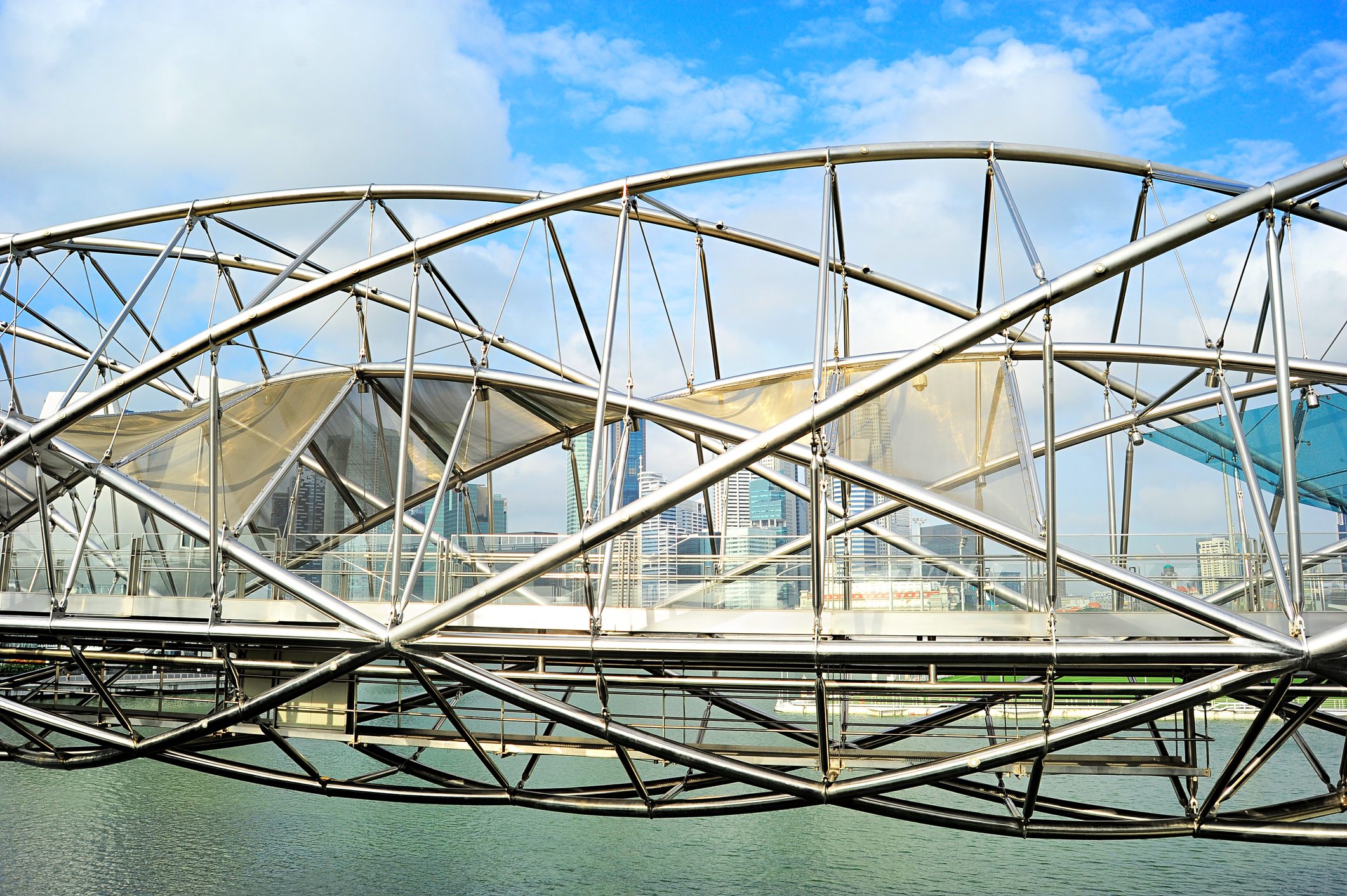 Die Helix Bridge in Singapur besteht vollständig aus Duplex-Edelstahl. Das Material verbindet Korrosionsbeständigkeit mit hoher Festigkeit – ideal für den Einsatz in tropischem Meeresklima. Foto: Dreamstime